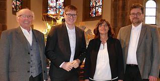 Paul Schobel (von links), OB Markus Kleemann, Pfarrerin Uschi Buck und Dekan Markus Frasch.